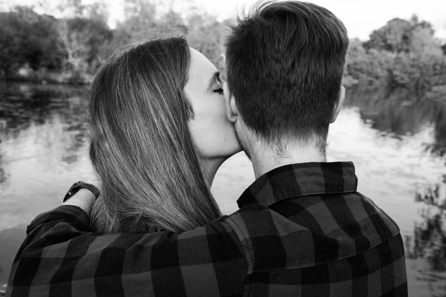 Relaxed beach engagement shoot in Portobello, Edinburgh