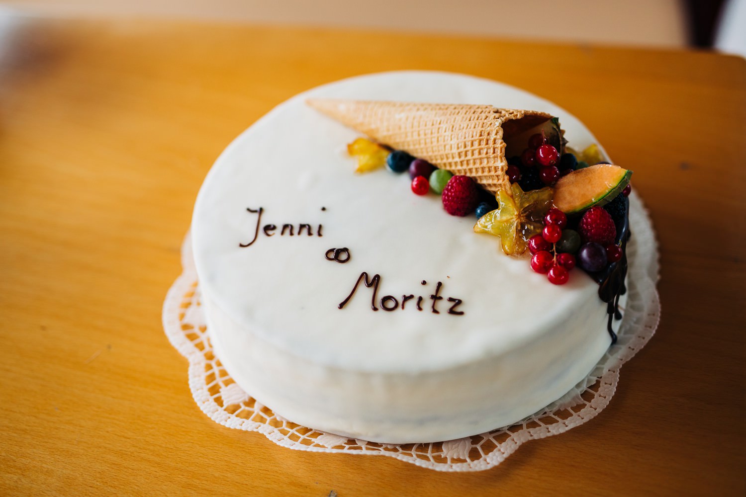 Relaxed elopement and small ceremony wedding photography in Edinburgh